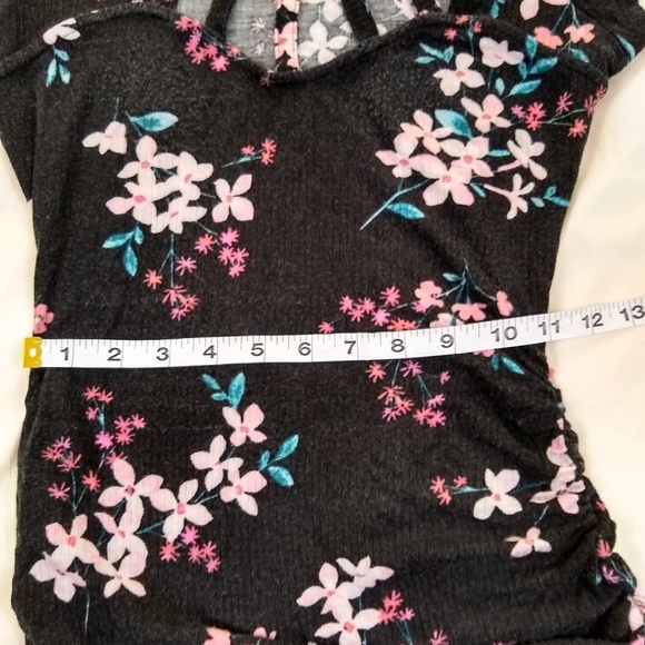 Adorable floral top - Picture 6 of 8